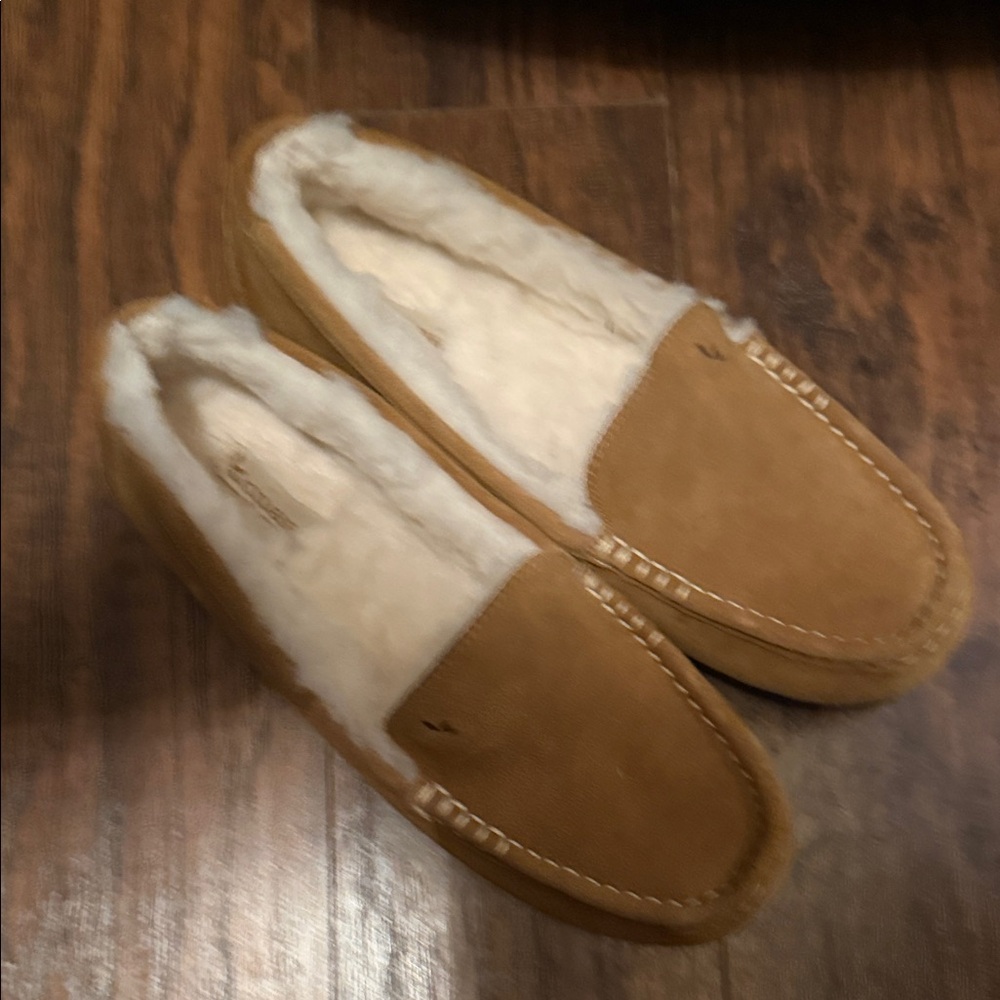 Koolaburra Tan Suede Moccasin Slippers with Cream Fur Lining